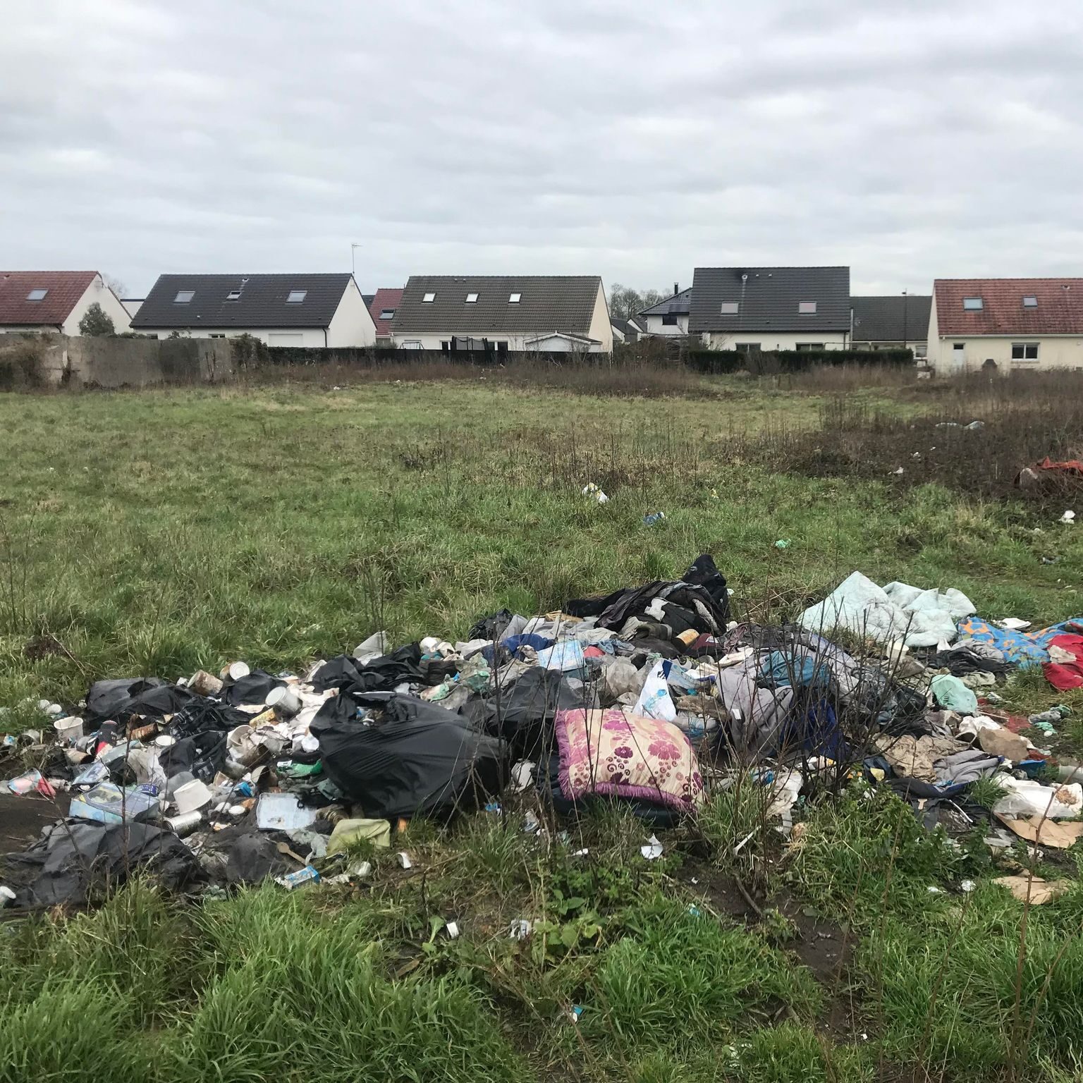 À Calais, les déchets s’accumulent sur les lieux de vie des personnes exilées