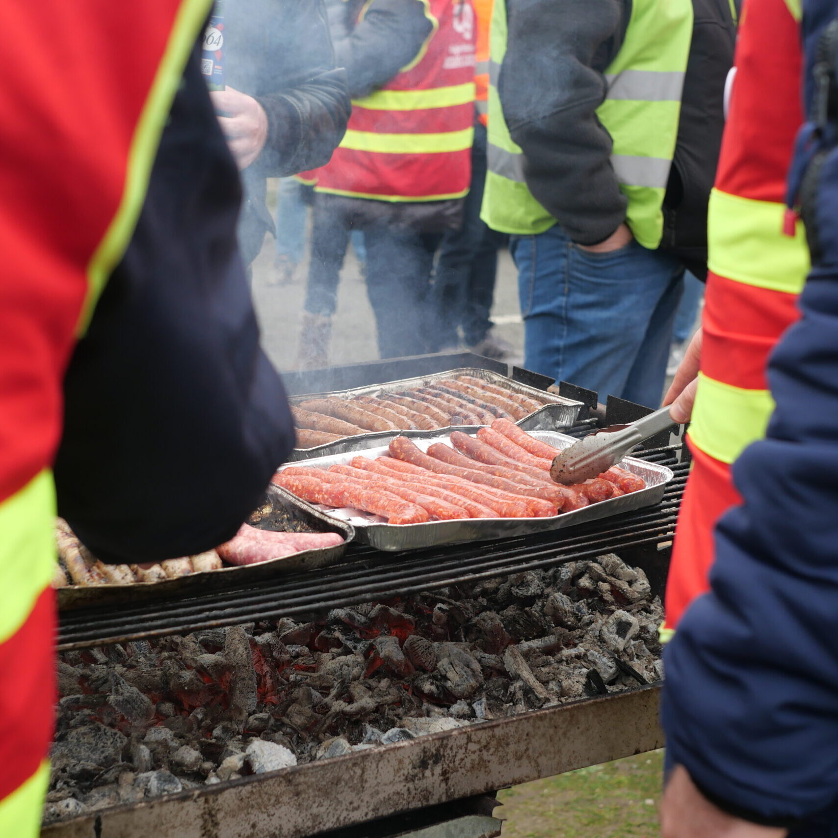 Les syndicats posent leur barbecue devant le siège du Médef
