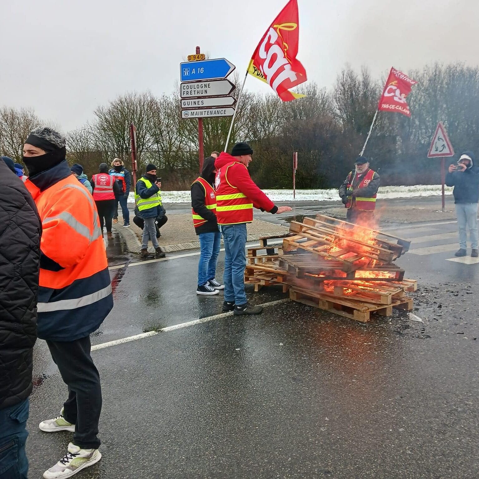 En images : les premiers blocages dans le Calaisis