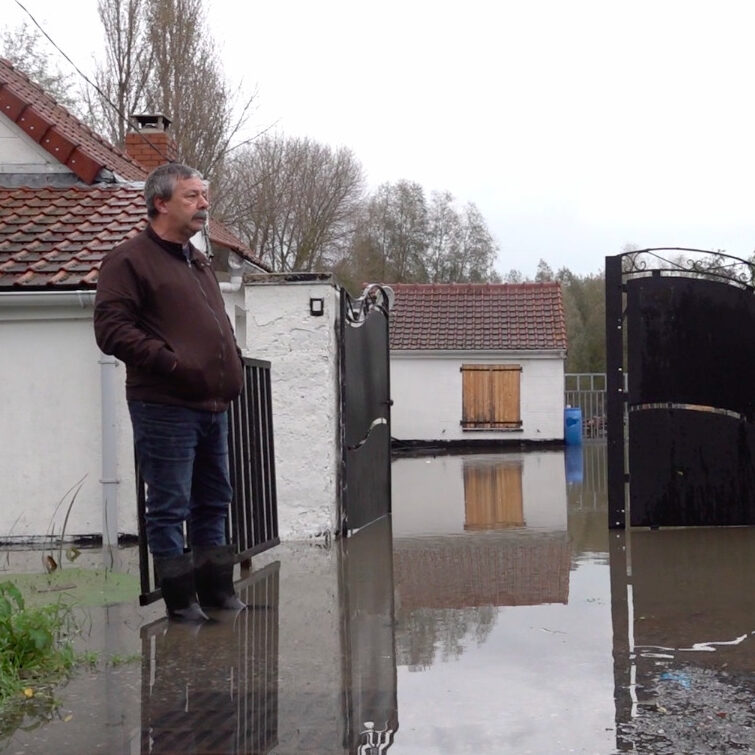 Barricades et bottes de paille : scènes de crues dans le Calaisis 