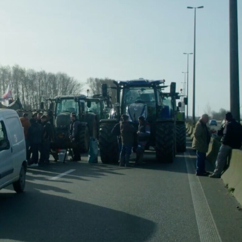 Les agriculteurs du Calaisis entrent dans le mouvement et bloquent l’A16